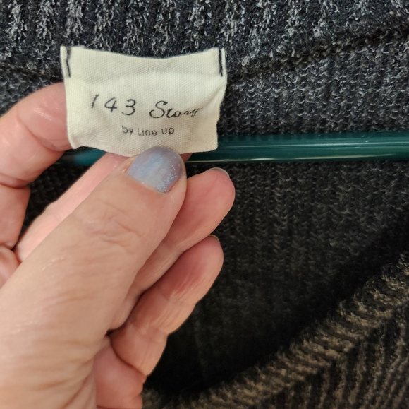 Warm dark Grey puff sleeved sweater - Picture 3 of 3